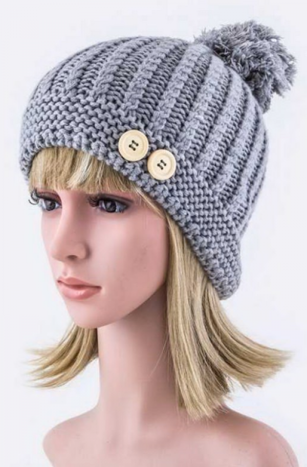 Topi beanie dengan aksen kancing depan